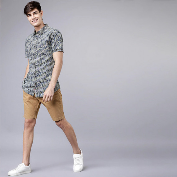 https://wayedge.in/products/men-khaki-solid-slim-fit-regular-shorts
